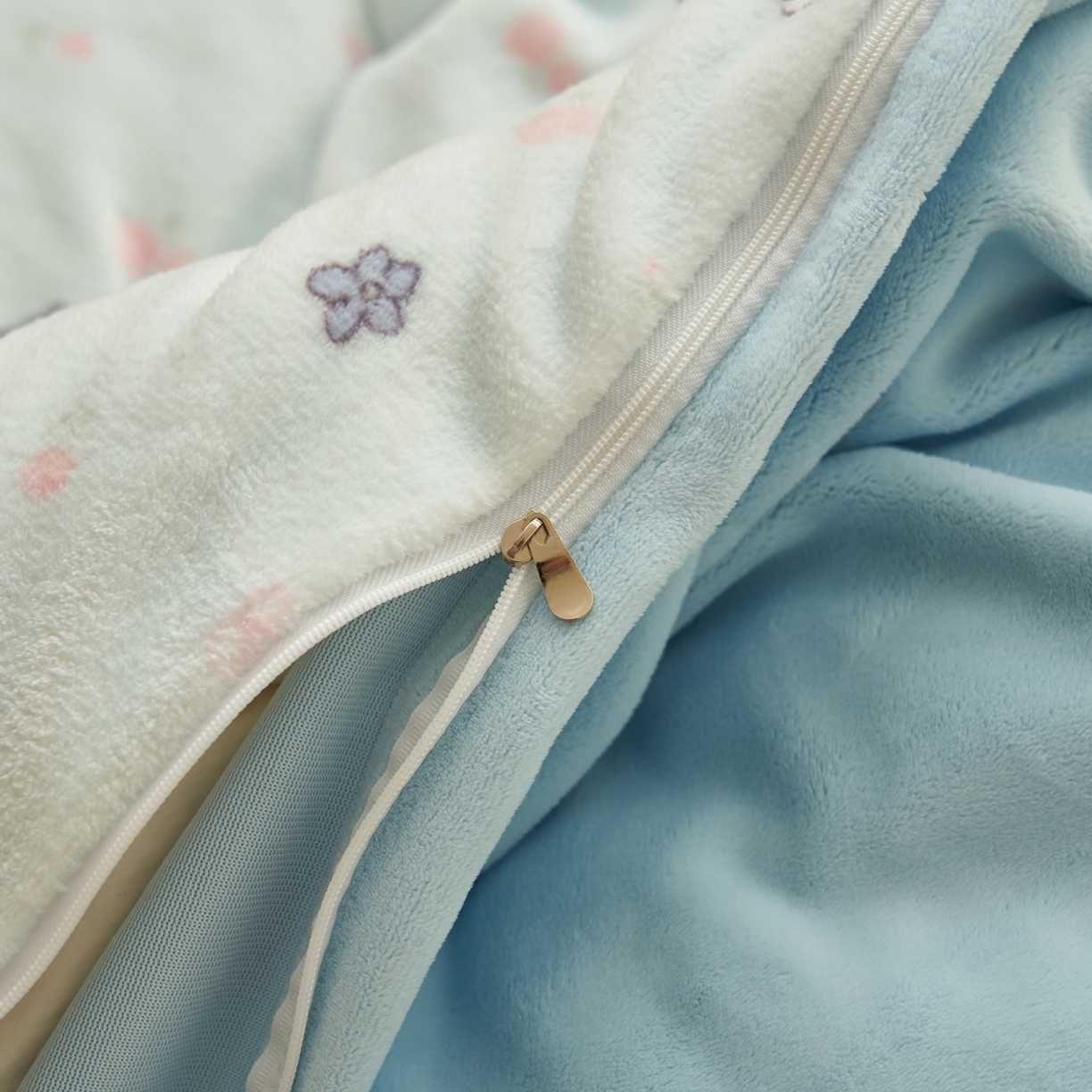 91家纺网 家纺一手货源 找家纺 晨曦家纺 2025新款加厚230克双面牛奶绒卡通可爱法兰绒四件套 可爱熊猫