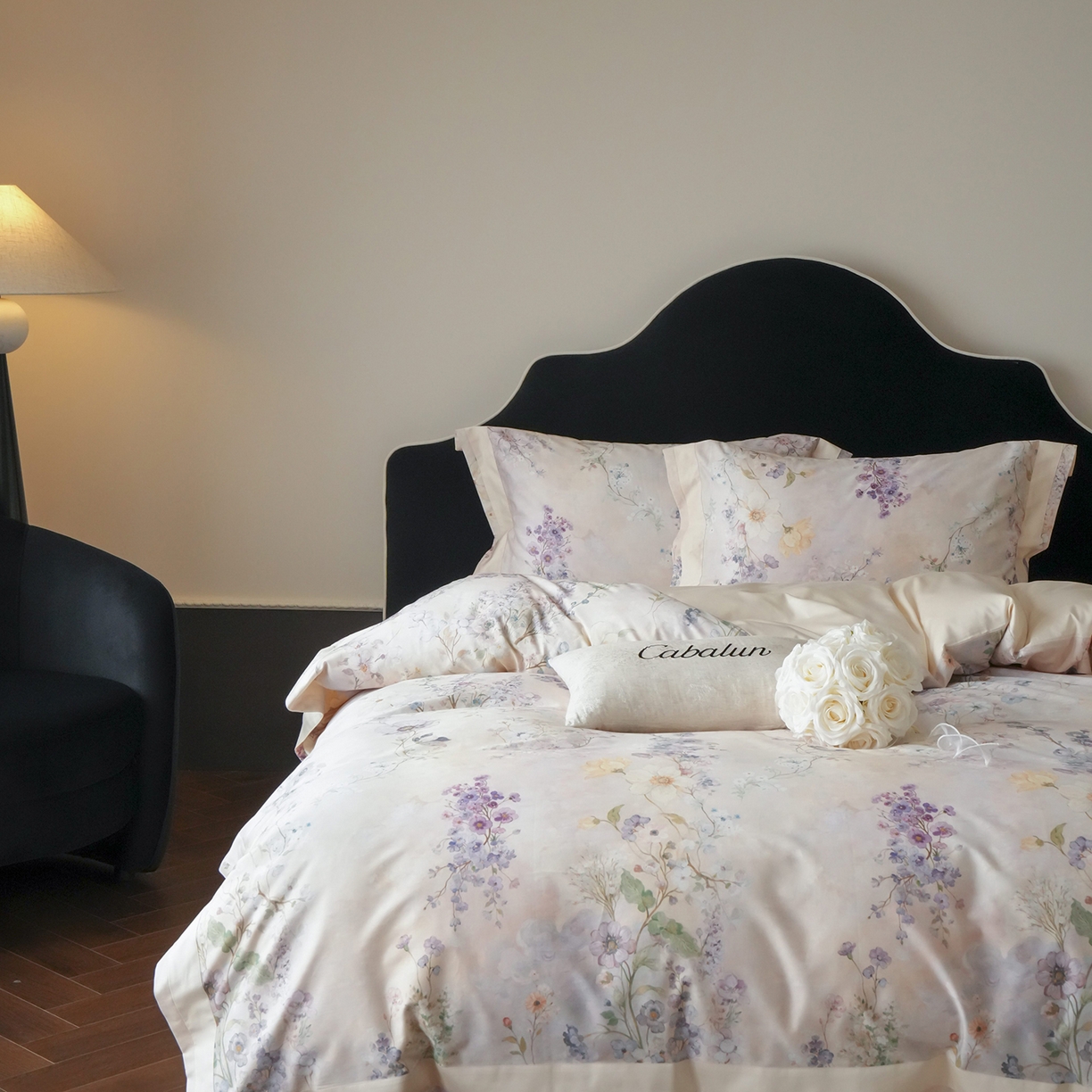 91家纺网 家纺一手货源 找家纺 卡巴伦家纺 2025新款50S超细旦全棉数码印花款四件套（控价298） 花晨月夕-奶油芝芝-风格一