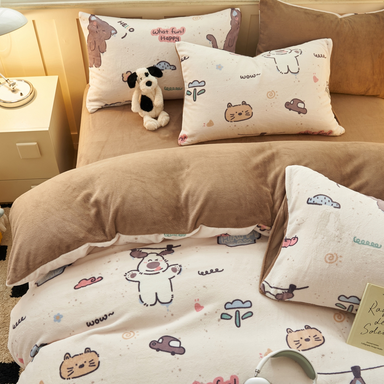 91家纺网 家纺一手货源 找家纺 晨曦家纺 2025新款加厚230克双面牛奶绒卡通可爱法兰绒四件套 调皮猫狗