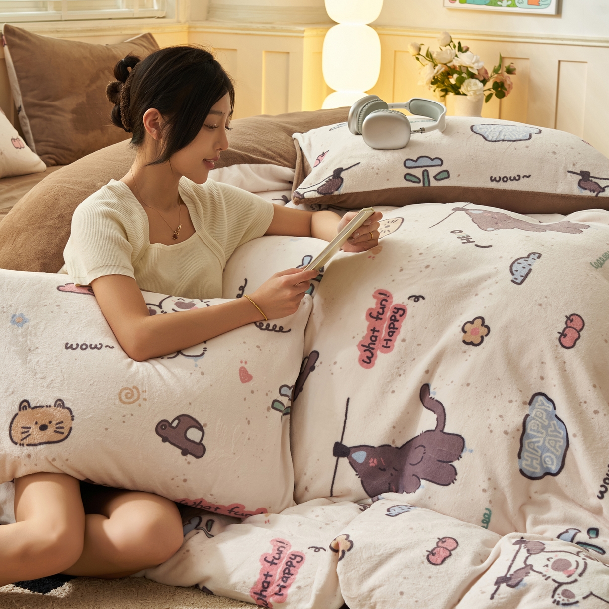 91家纺网 家纺一手货源 找家纺 晨曦家纺 2025新款加厚230克双面牛奶绒卡通可爱法兰绒四件套 调皮猫狗