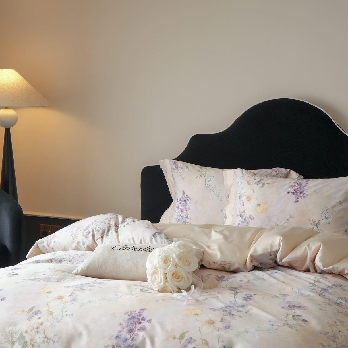 91家纺网 家纺一手货源 找家纺 卡巴伦家纺 2025新款50S超细旦全棉数码印花款四件套（控价298） 花晨月夕-奶油芝芝-风格一