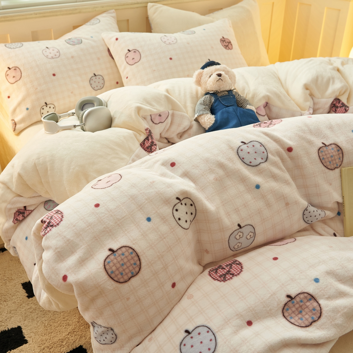 91家纺网 家纺一手货源 找家纺 晨曦家纺 2025新款加厚230克双面牛奶绒卡通可爱法兰绒四件套 苹果乐园