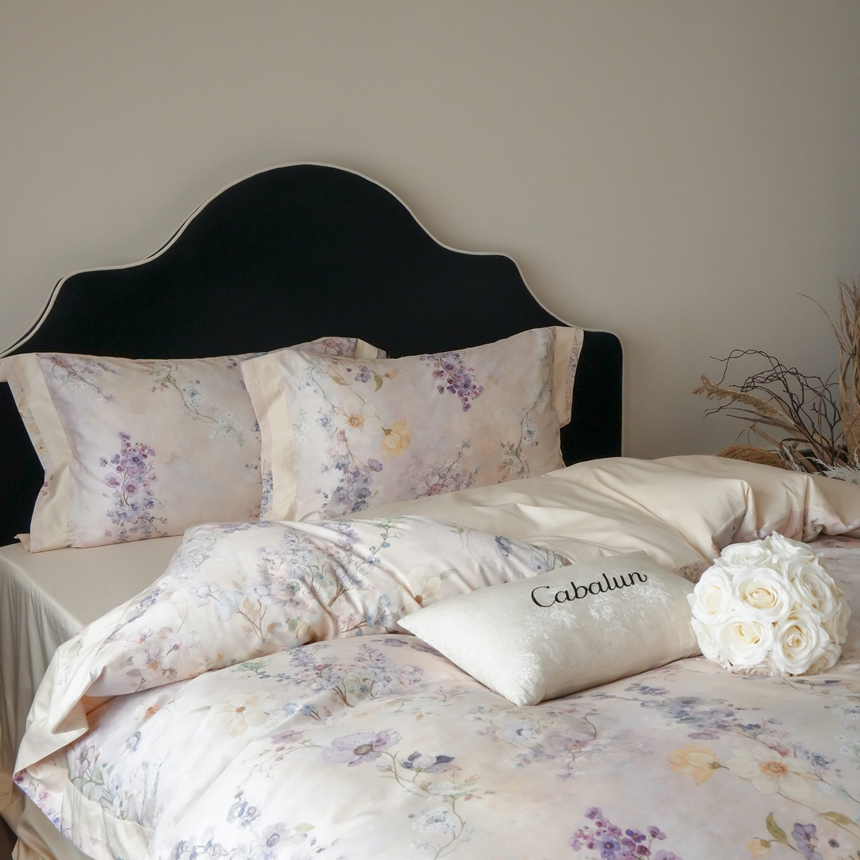 91家纺网 家纺一手货源 找家纺 卡巴伦家纺 2025新款50S超细旦全棉数码印花款四件套（控价298） 花晨月夕-奶油芝芝-风格一