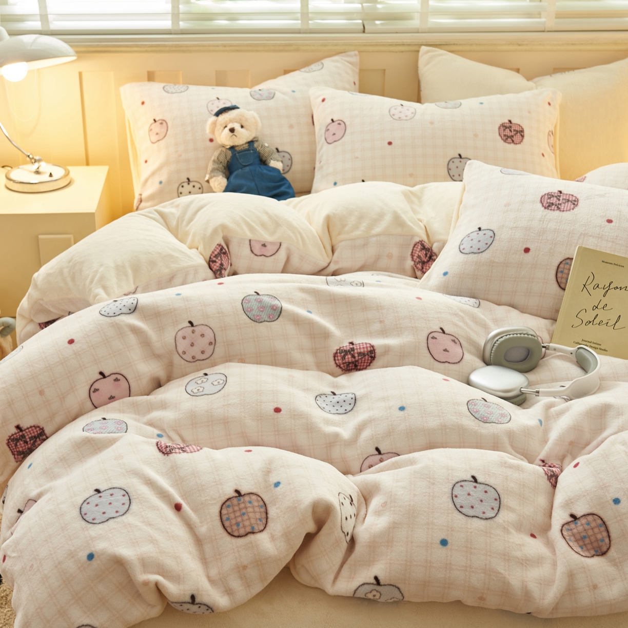 91家纺网 家纺一手货源 找家纺 晨曦家纺 2025新款加厚230克双面牛奶绒卡通可爱法兰绒四件套 苹果乐园