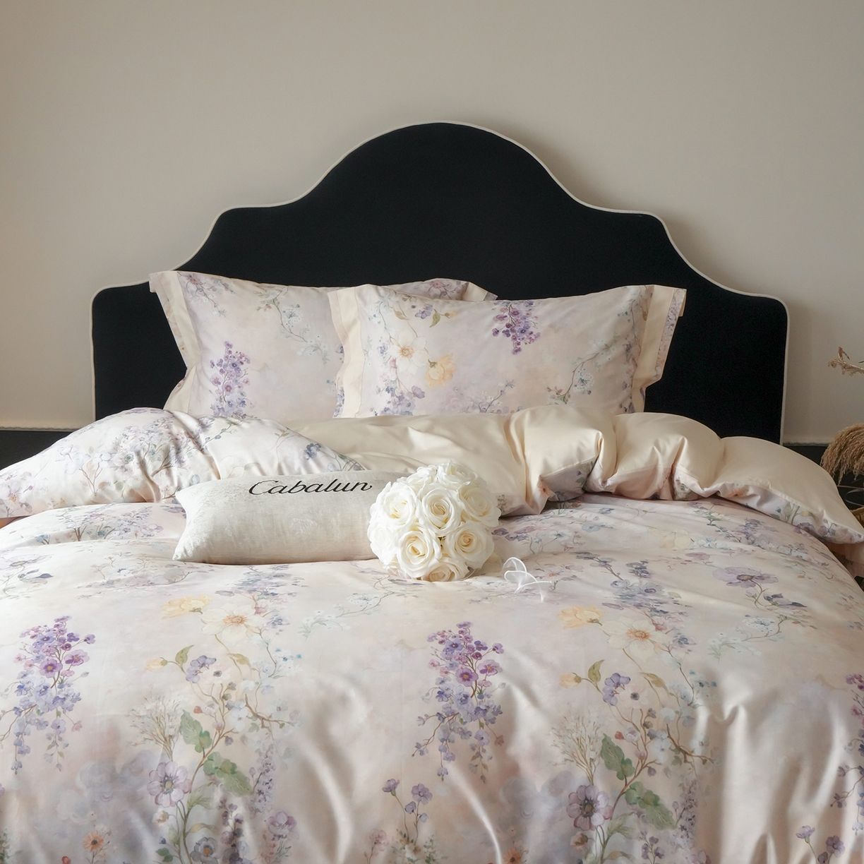 91家纺网 家纺一手货源 找家纺 卡巴伦家纺 2025新款50S超细旦全棉数码印花款四件套（控价298） 花晨月夕-奶油芝芝-风格一