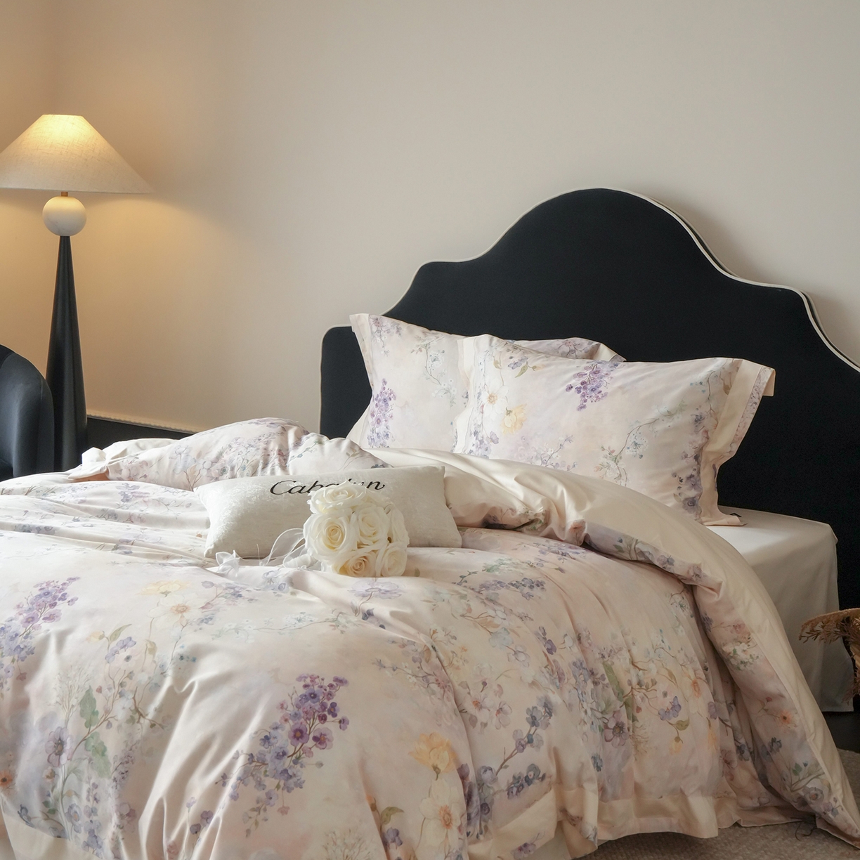 91家纺网 家纺一手货源 找家纺 卡巴伦家纺 2025新款50S超细旦全棉数码印花款四件套（控价298） 花晨月夕-奶油芝芝-风格一