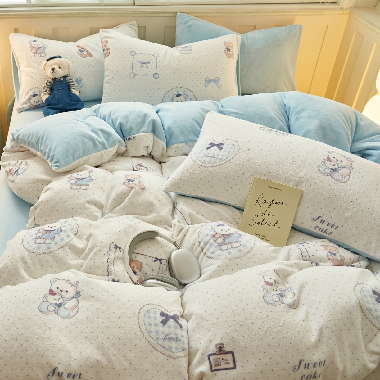 91家纺网 家纺一手货源 找家纺 晨曦家纺 2025新款加厚230克双面牛奶绒卡通可爱法兰绒四件套 萌萌熊仔