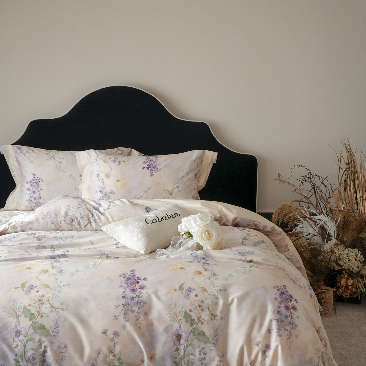 91家纺网 家纺一手货源 找家纺 卡巴伦家纺 2025新款50S超细旦全棉数码印花款四件套（控价298） 花晨月夕-奶油芝芝-风格一