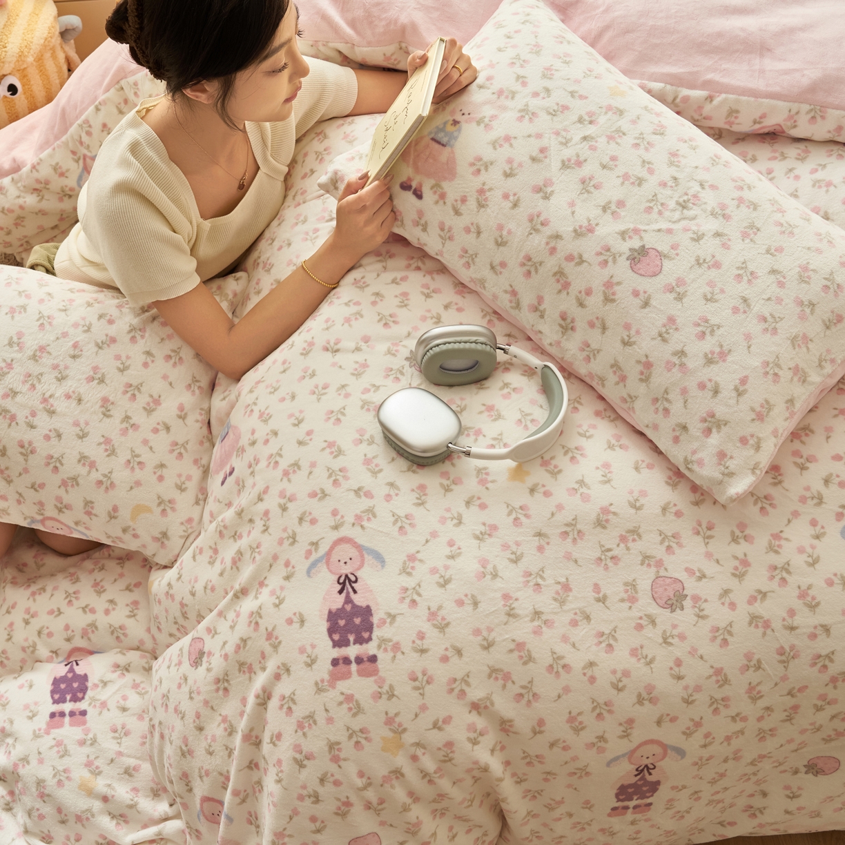 91家纺网 家纺一手货源 找家纺 晨曦家纺 2025新款加厚230克双面牛奶绒卡通可爱法兰绒四件套 兔女孩