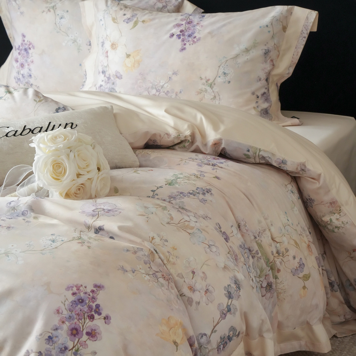 91家纺网 家纺一手货源 找家纺 卡巴伦家纺 2025新款50S超细旦全棉数码印花款四件套（控价298） 花晨月夕-奶油芝芝-风格一