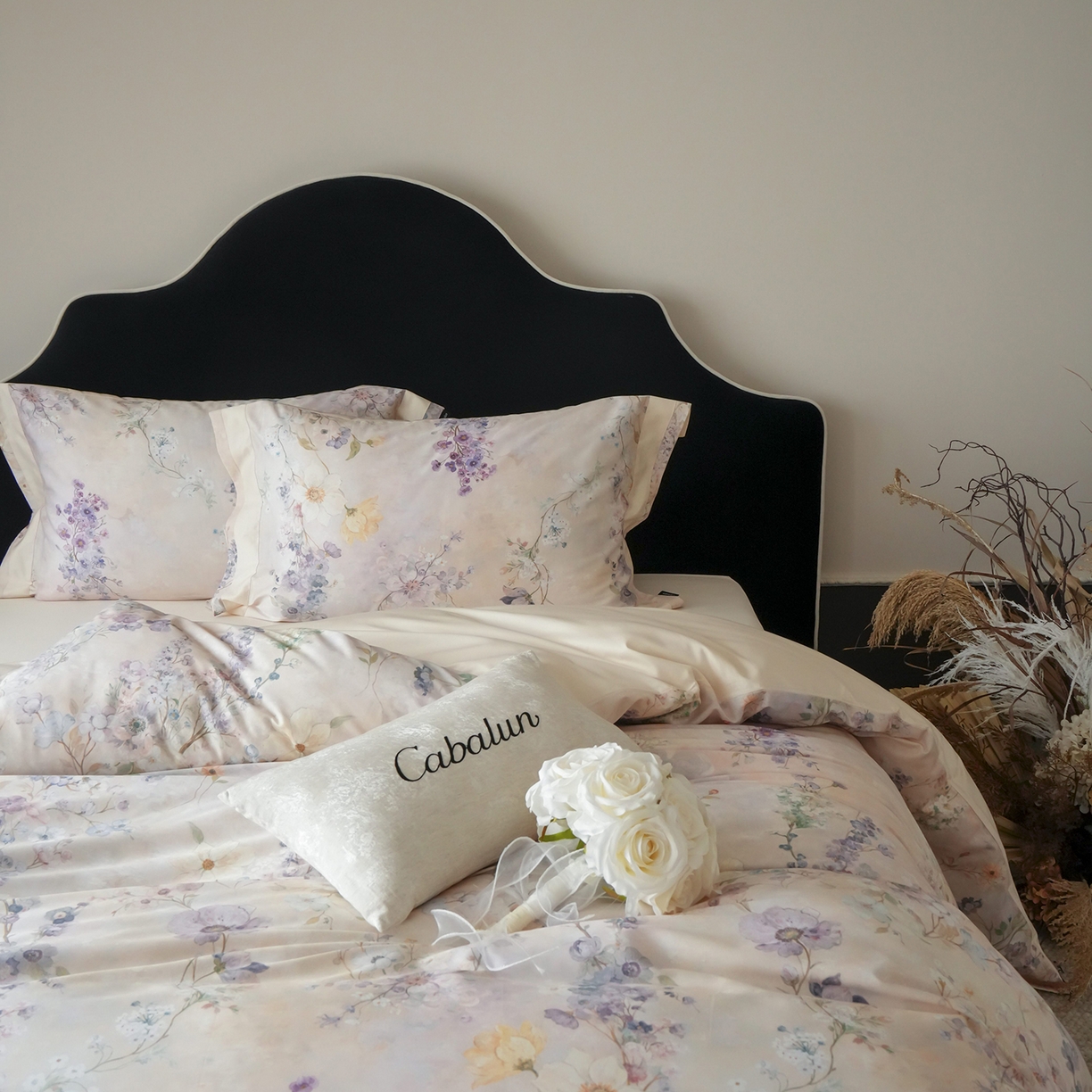 91家纺网 家纺一手货源 找家纺 卡巴伦家纺 2025新款50S超细旦全棉数码印花款四件套（控价298） 花晨月夕-奶油芝芝-风格一