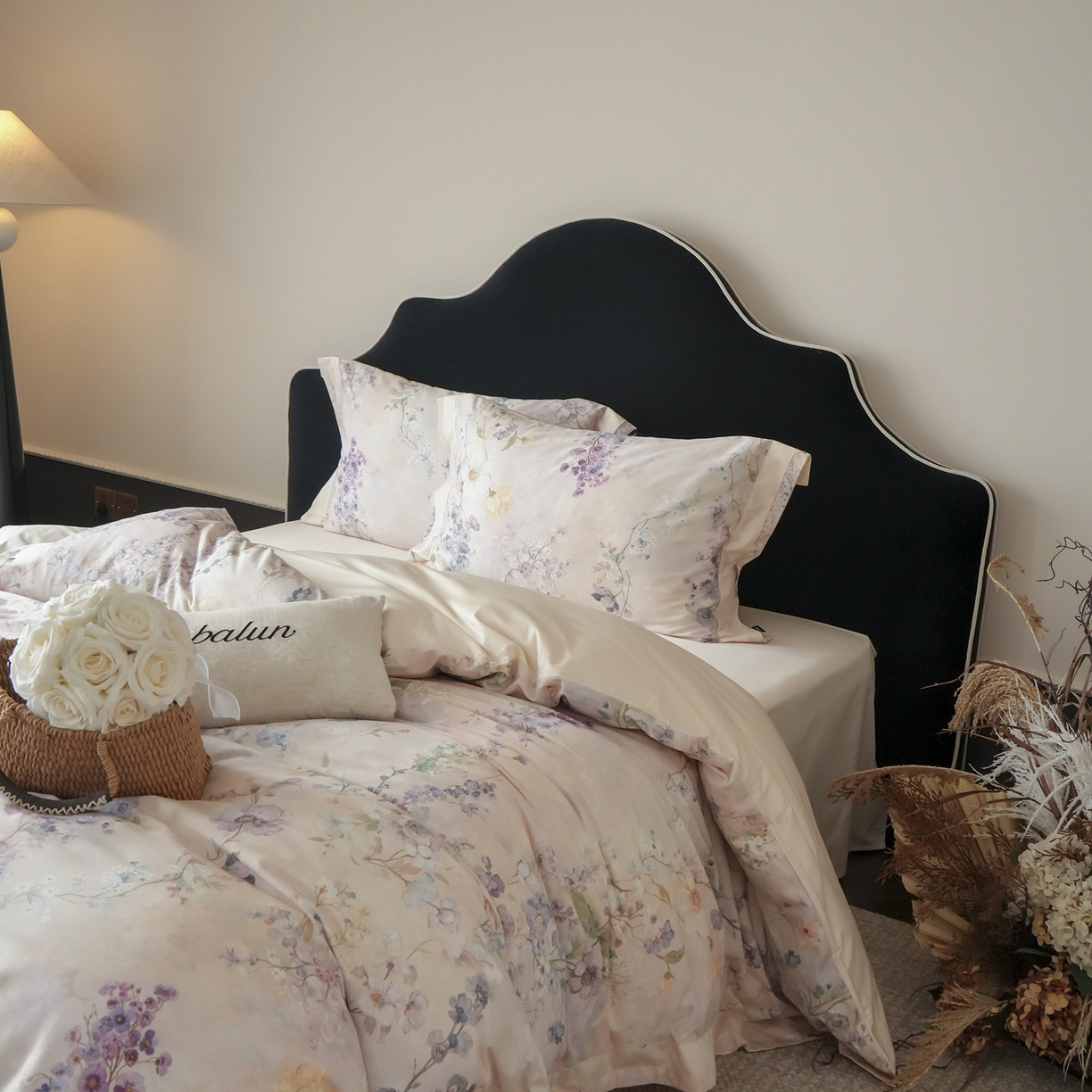 91家纺网 家纺一手货源 找家纺 卡巴伦家纺 2025新款50S超细旦全棉数码印花款四件套（控价298） 花晨月夕-奶油芝芝-风格一