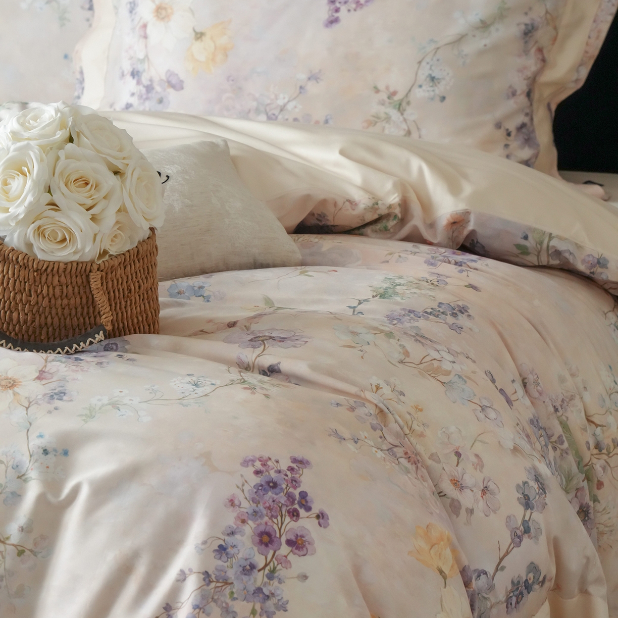 91家纺网 家纺一手货源 找家纺 卡巴伦家纺 2025新款50S超细旦全棉数码印花款四件套（控价298） 花晨月夕-奶油芝芝-风格一