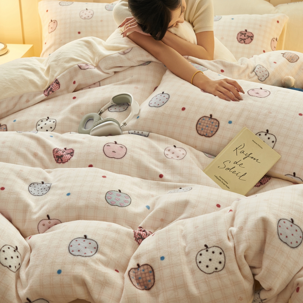 91家纺网 家纺一手货源 找家纺 晨曦家纺 2025新款加厚230克双面牛奶绒卡通可爱法兰绒四件套 苹果乐园