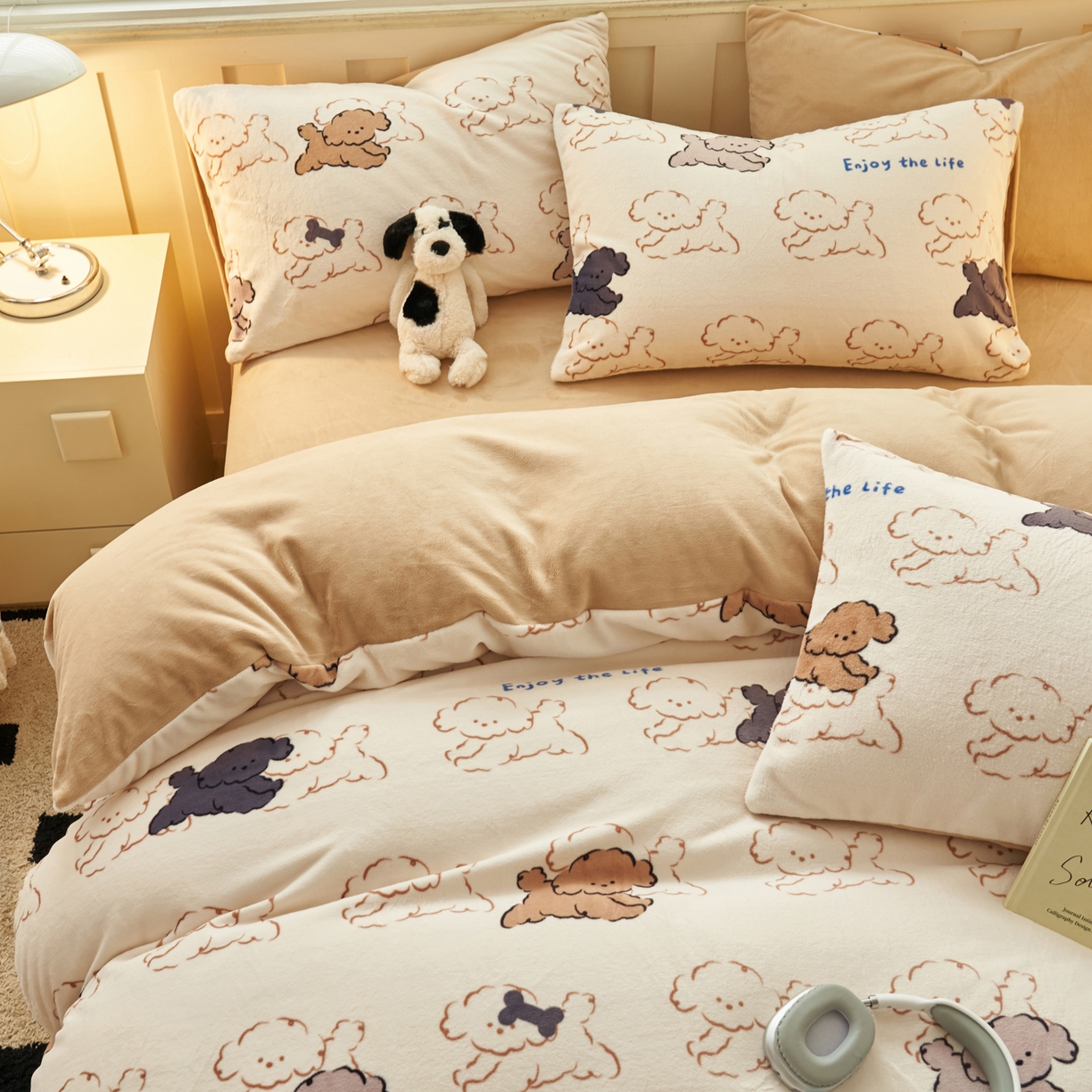 91家纺网 家纺一手货源 找家纺 晨曦家纺 2025新款加厚230克双面牛奶绒卡通可爱法兰绒四件套 快乐小狗