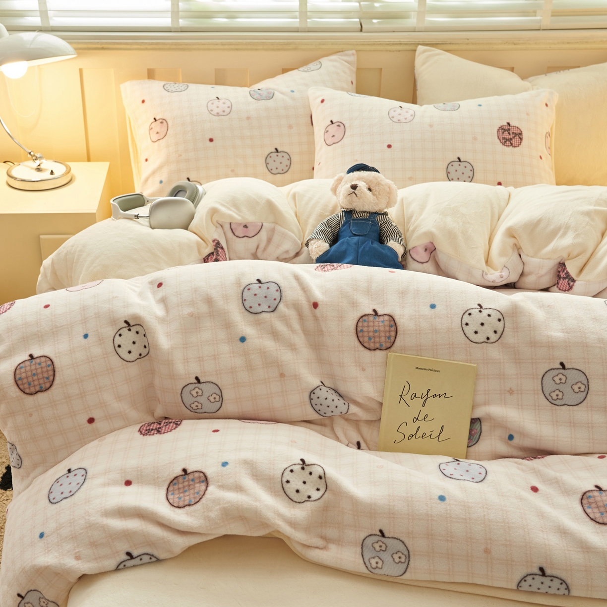 91家纺网 家纺一手货源 找家纺 晨曦家纺 2025新款加厚230克双面牛奶绒卡通可爱法兰绒四件套 苹果乐园