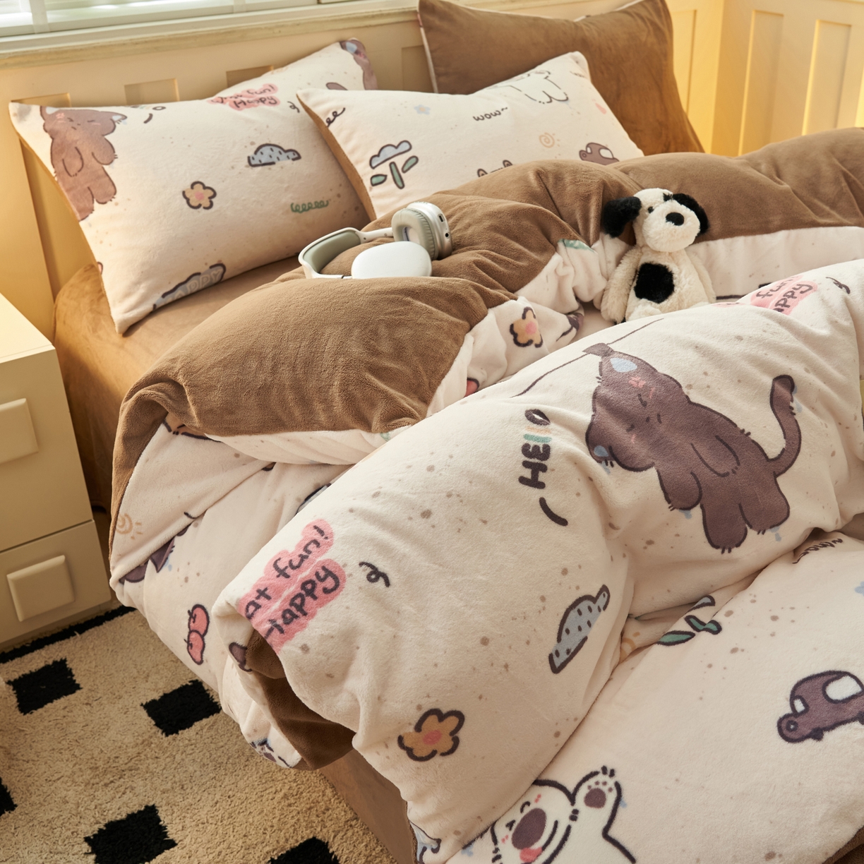 91家纺网 家纺一手货源 找家纺 晨曦家纺 2025新款加厚230克双面牛奶绒卡通可爱法兰绒四件套 调皮猫狗