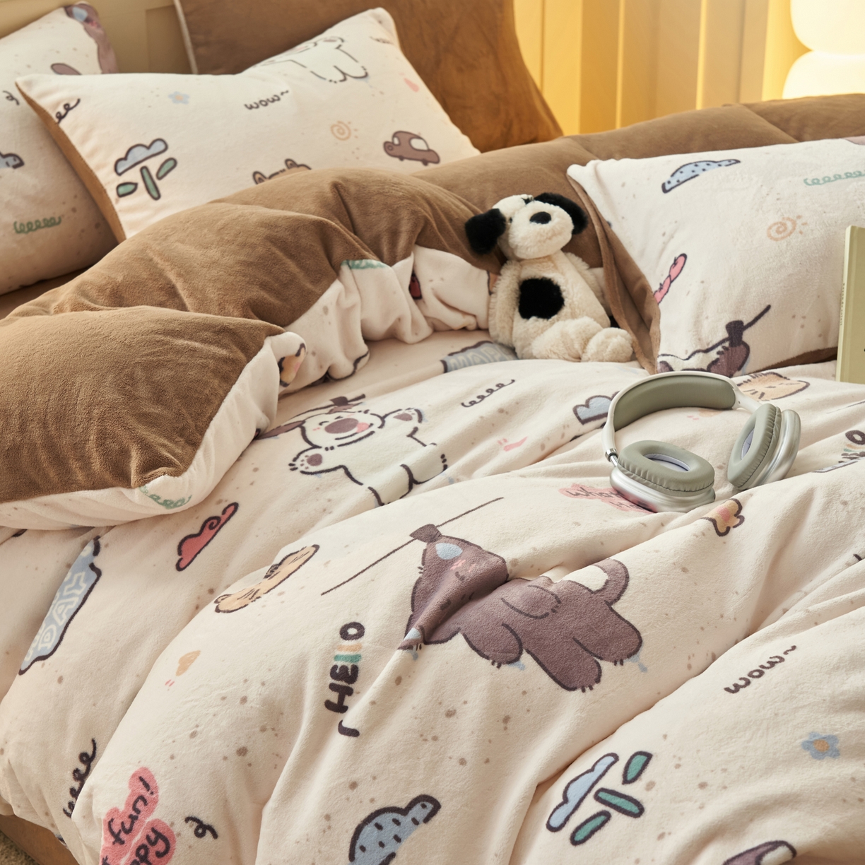 91家纺网 家纺一手货源 找家纺 晨曦家纺 2025新款加厚230克双面牛奶绒卡通可爱法兰绒四件套 调皮猫狗