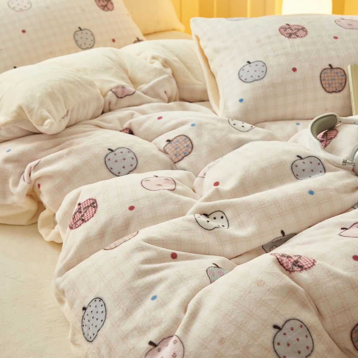 91家纺网 家纺一手货源 找家纺 晨曦家纺 2025新款加厚230克双面牛奶绒卡通可爱法兰绒四件套 苹果乐园