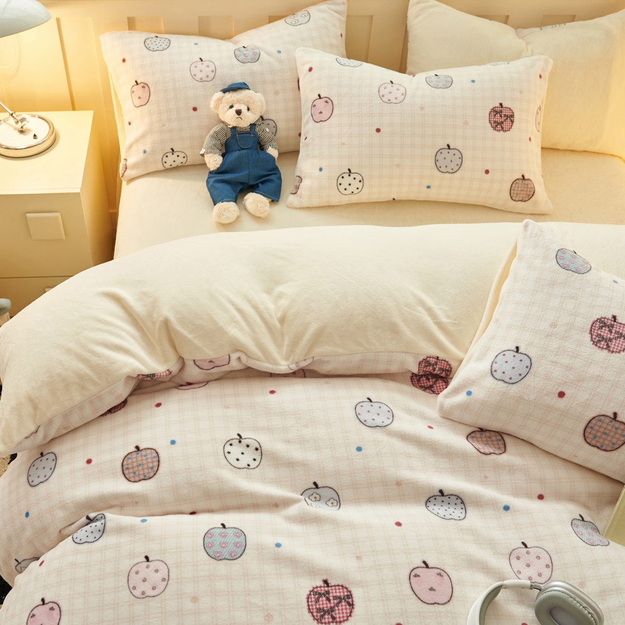 91家纺网 家纺一手货源 找家纺 晨曦家纺 2025新款加厚230克双面牛奶绒卡通可爱法兰绒四件套 苹果乐园