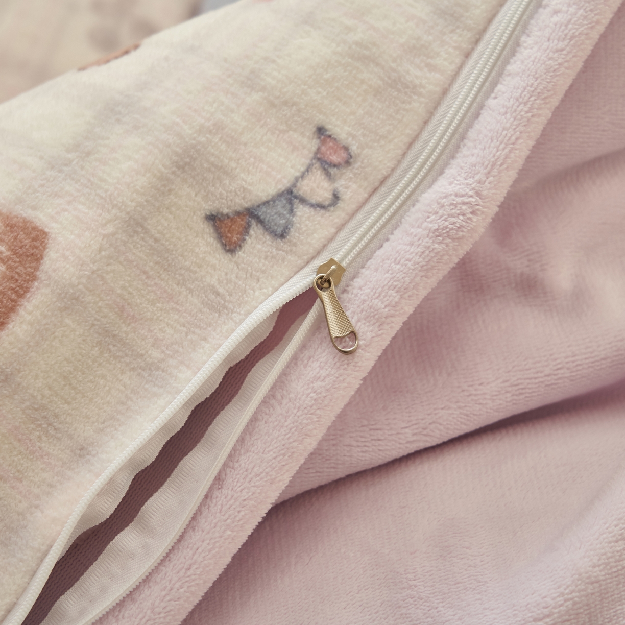 91家纺网 家纺一手货源 找家纺 晨曦家纺 2025新款加厚230克双面牛奶绒卡通可爱法兰绒四件套 动物乐园