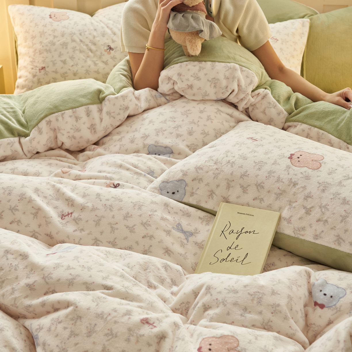 91家纺网 家纺一手货源 找家纺 晨曦家纺 2025新款加厚230克双面牛奶绒卡通可爱法兰绒四件套 鲜花小兔