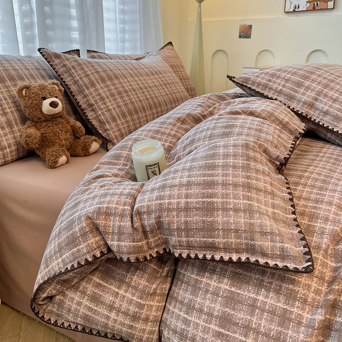 91家纺网 家纺一手货源 找家纺 良品汇馆 2025【全棉磨毛四件套格纹】英伦格纹复古风贝壳边套件 咖棕英伦