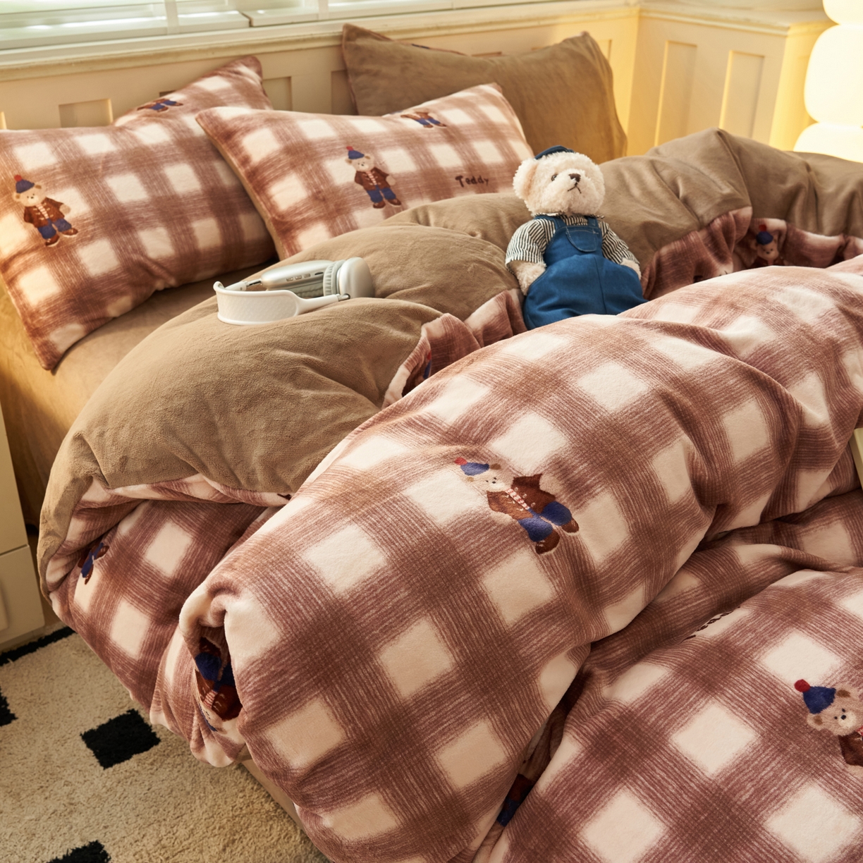 91家纺网 家纺一手货源 找家纺 晨曦家纺 2025新款加厚230克双面牛奶绒卡通可爱法兰绒四件套 英伦小熊