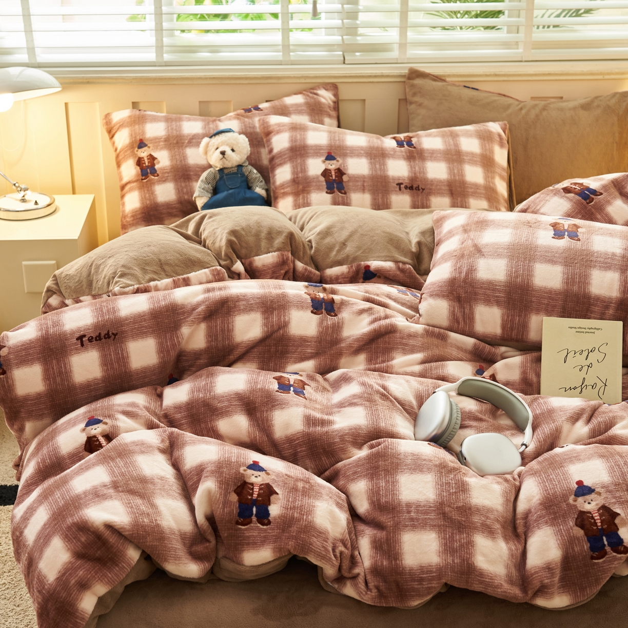 91家纺网 家纺一手货源 找家纺 晨曦家纺 2025新款加厚230克双面牛奶绒卡通可爱法兰绒四件套 英伦小熊