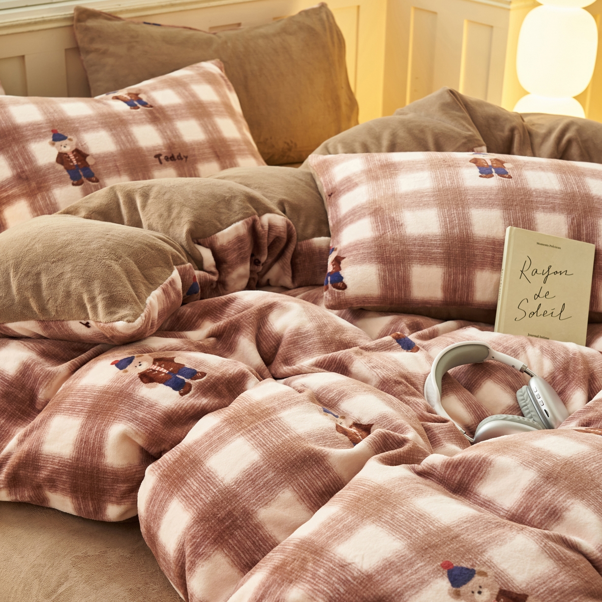 91家纺网 家纺一手货源 找家纺 晨曦家纺 2025新款加厚230克双面牛奶绒卡通可爱法兰绒四件套 英伦小熊