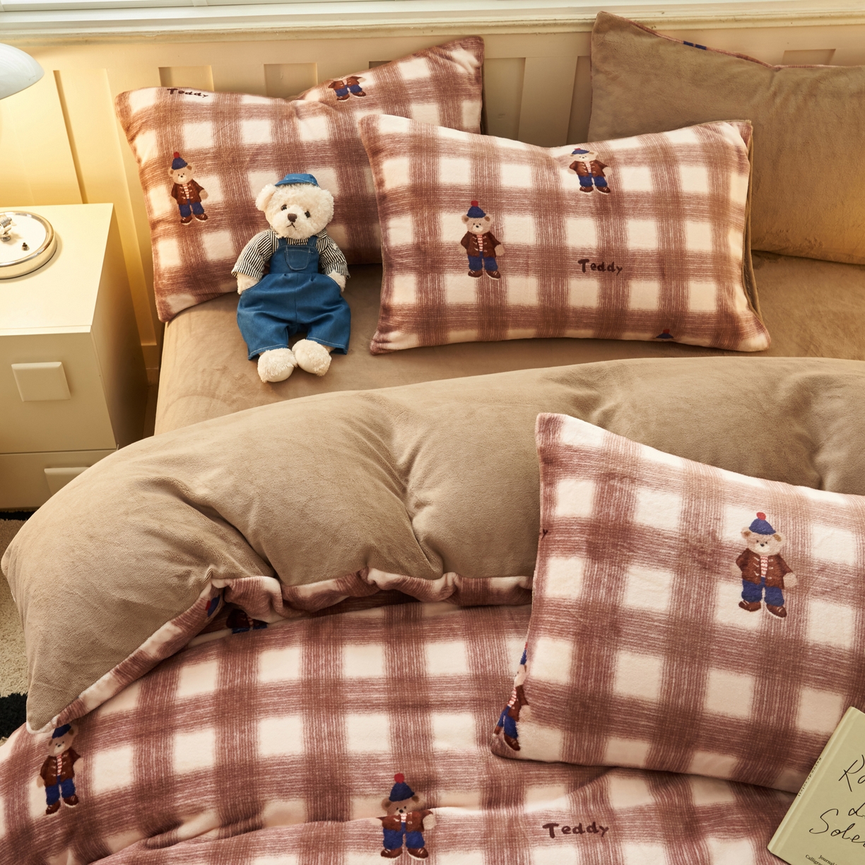 91家纺网 家纺一手货源 找家纺 晨曦家纺 2025新款加厚230克双面牛奶绒卡通可爱法兰绒四件套 英伦小熊