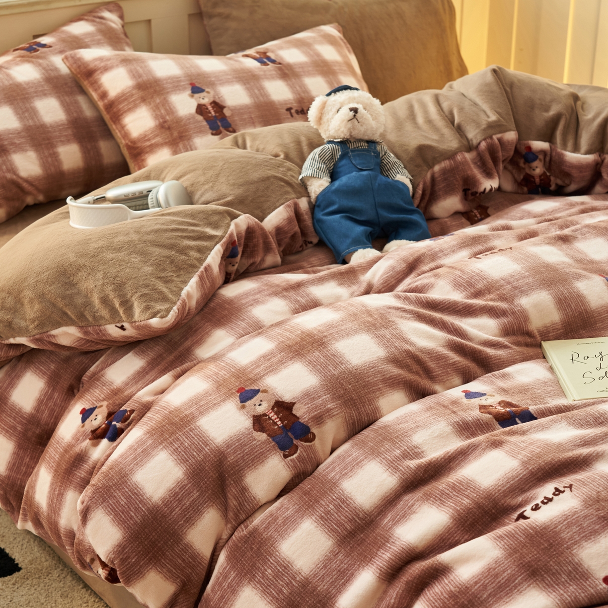 91家纺网 家纺一手货源 找家纺 晨曦家纺 2025新款加厚230克双面牛奶绒卡通可爱法兰绒四件套 英伦小熊