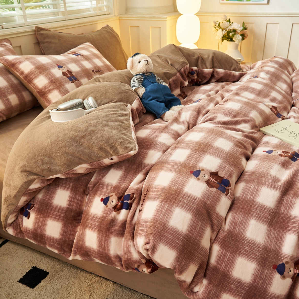 91家纺网 家纺一手货源 找家纺 晨曦家纺 2025新款加厚230克双面牛奶绒卡通可爱法兰绒四件套 英伦小熊