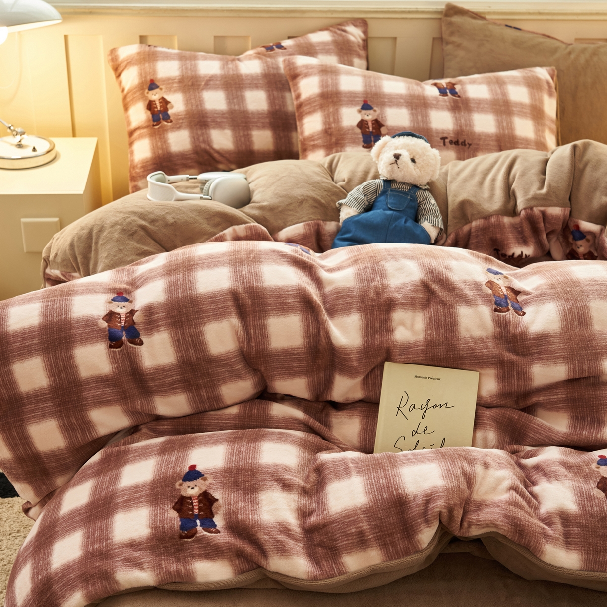 91家纺网 家纺一手货源 找家纺 晨曦家纺 2025新款加厚230克双面牛奶绒卡通可爱法兰绒四件套 英伦小熊