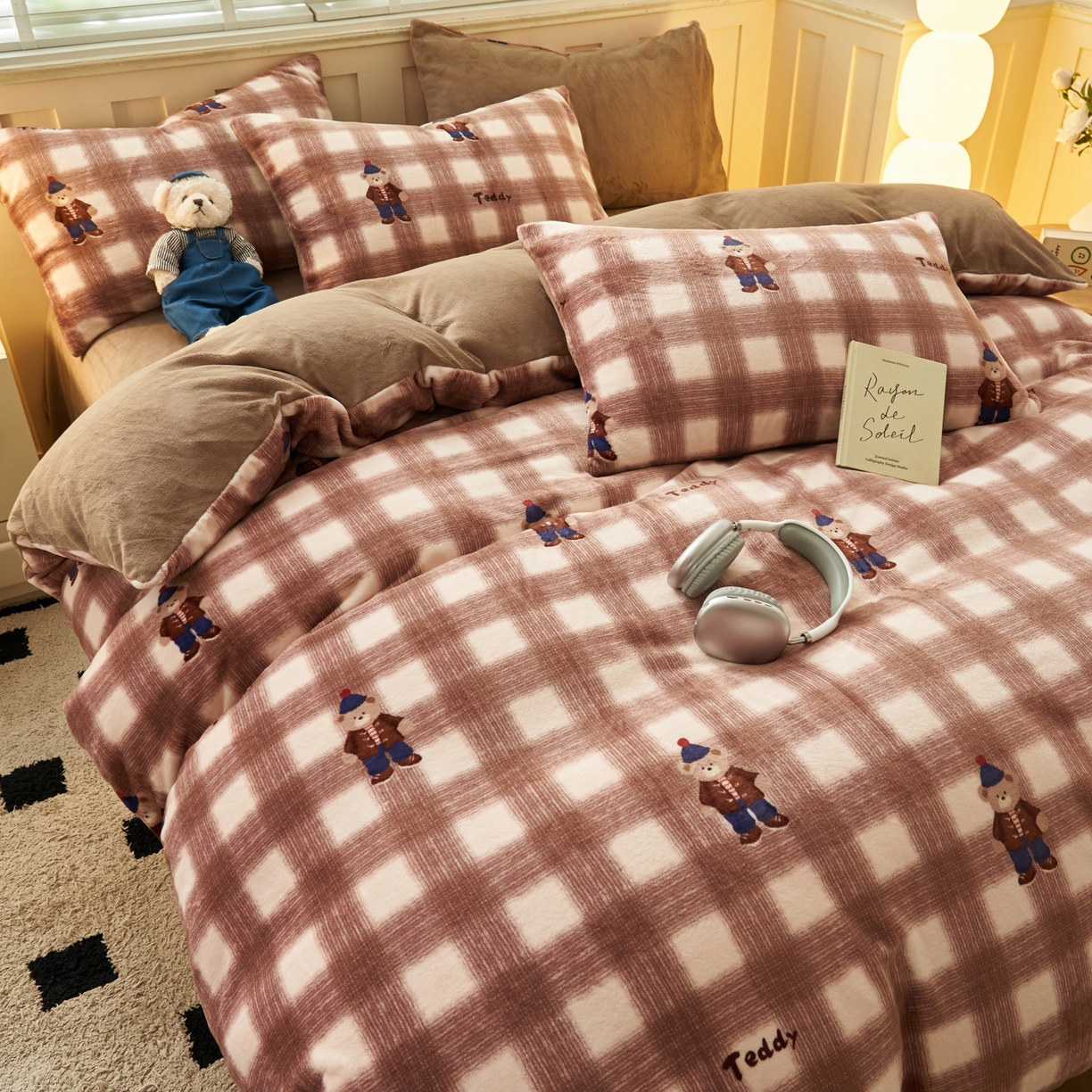 91家纺网 家纺一手货源 找家纺 晨曦家纺 2025新款加厚230克双面牛奶绒卡通可爱法兰绒四件套 英伦小熊