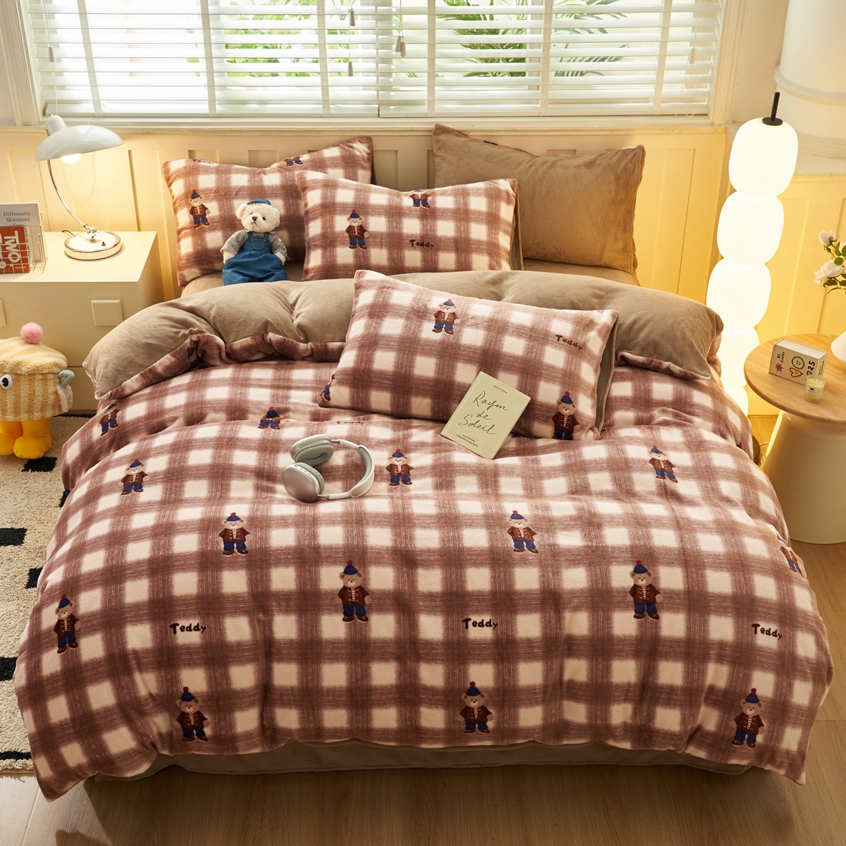 91家纺网 家纺一手货源 找家纺 晨曦家纺 2025新款加厚230克双面牛奶绒卡通可爱法兰绒四件套 英伦小熊