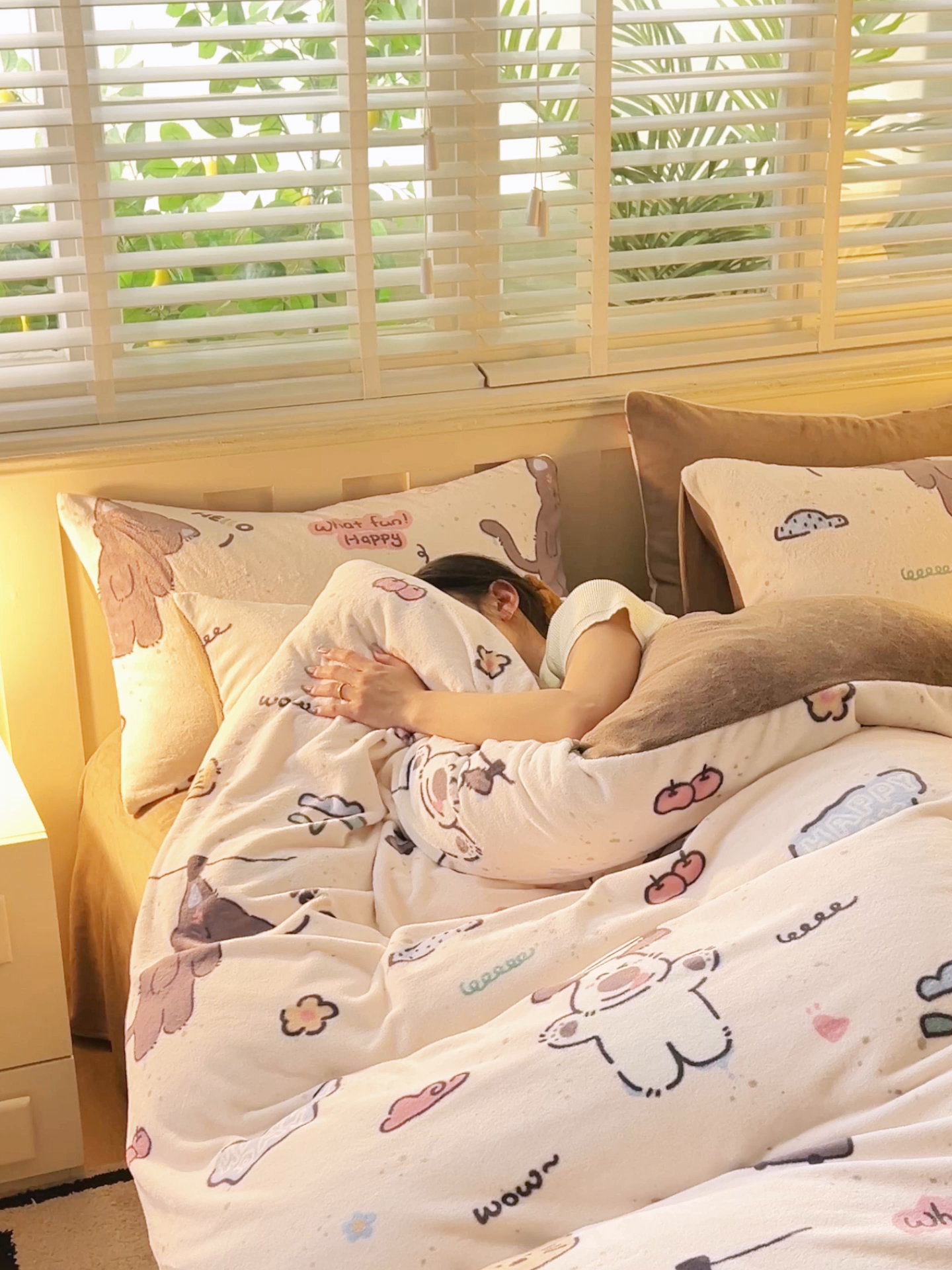 91家纺网 家纺一手货源 找家纺 晨曦家纺 2025新款加厚230克双面牛奶绒卡通可爱法兰绒四件套 调皮猫狗