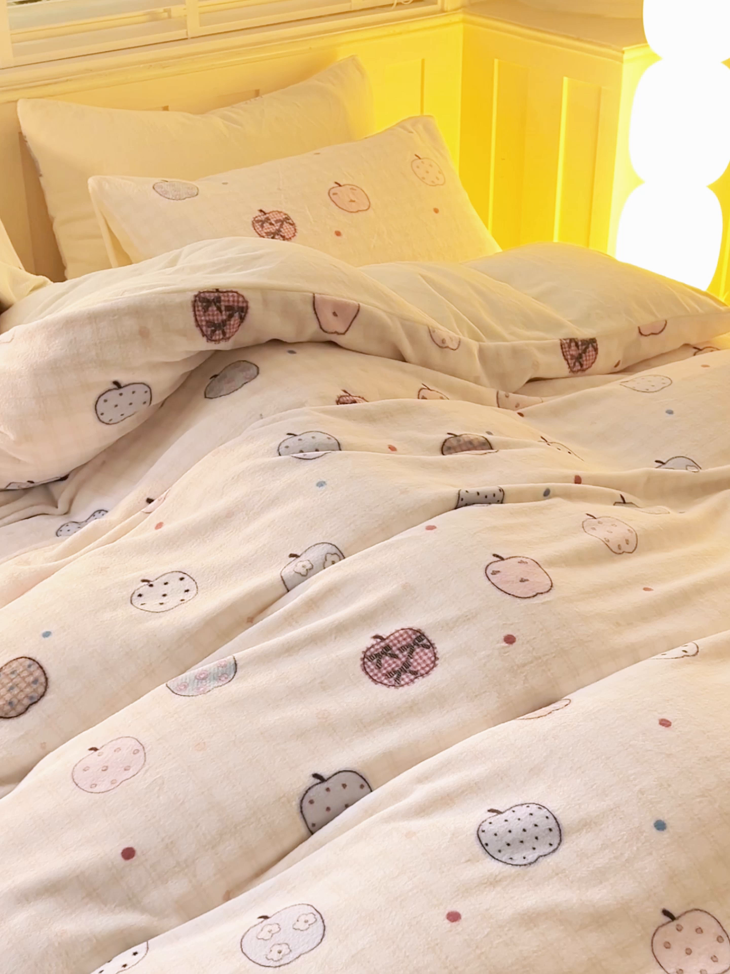 91家纺网 家纺一手货源 找家纺 晨曦家纺 2025新款加厚230克双面牛奶绒卡通可爱法兰绒四件套 苹果乐园
