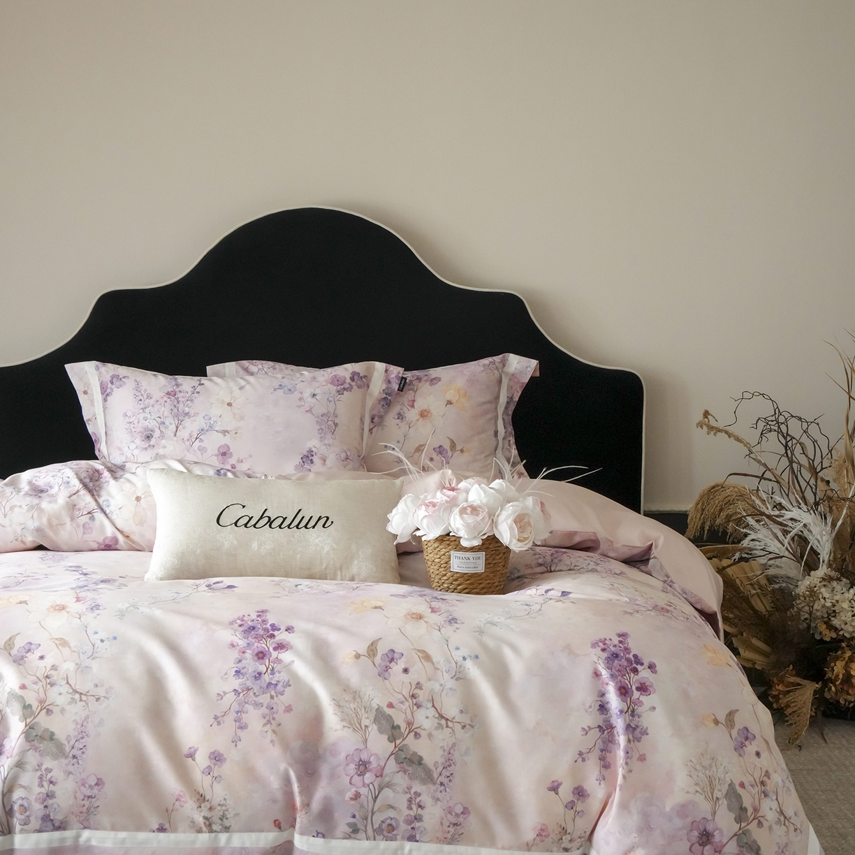 91家纺网 家纺一手货源 找家纺 卡巴伦家纺 2025新款50S超细旦全棉数码印花款四件套（控价298） 花晨月夕-温柔粉-风格一