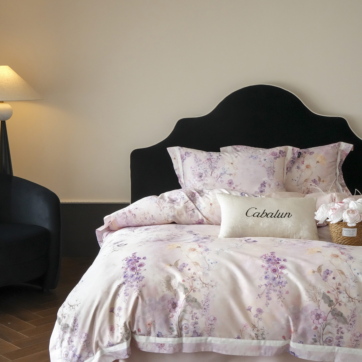 91家纺网 家纺一手货源 找家纺 卡巴伦家纺 2025新款50S超细旦全棉数码印花款四件套（控价298） 花晨月夕-温柔粉-风格一