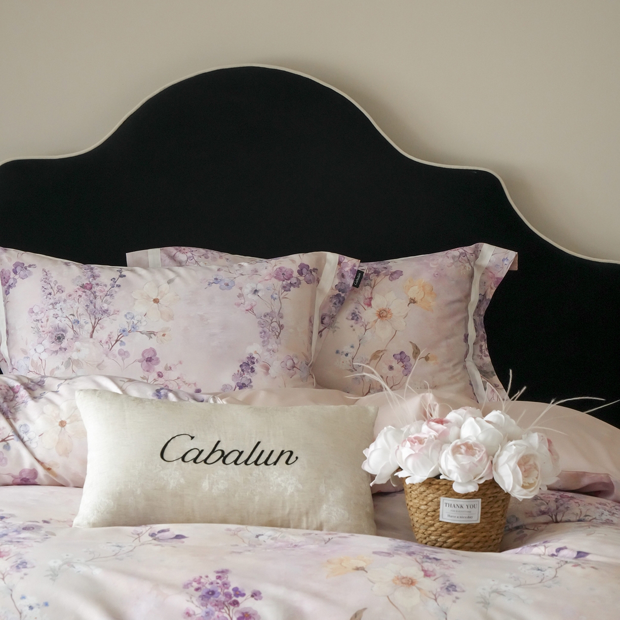 91家纺网 家纺一手货源 找家纺 卡巴伦家纺 2025新款50S超细旦全棉数码印花款四件套（控价298） 花晨月夕-温柔粉-风格一