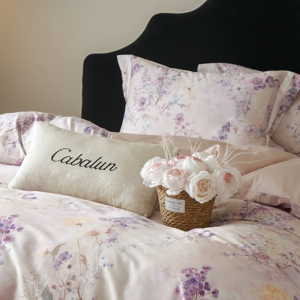 91家纺网 家纺一手货源 找家纺 卡巴伦家纺 2025新款50S超细旦全棉数码印花款四件套（控价298） 花晨月夕-温柔粉-风格一