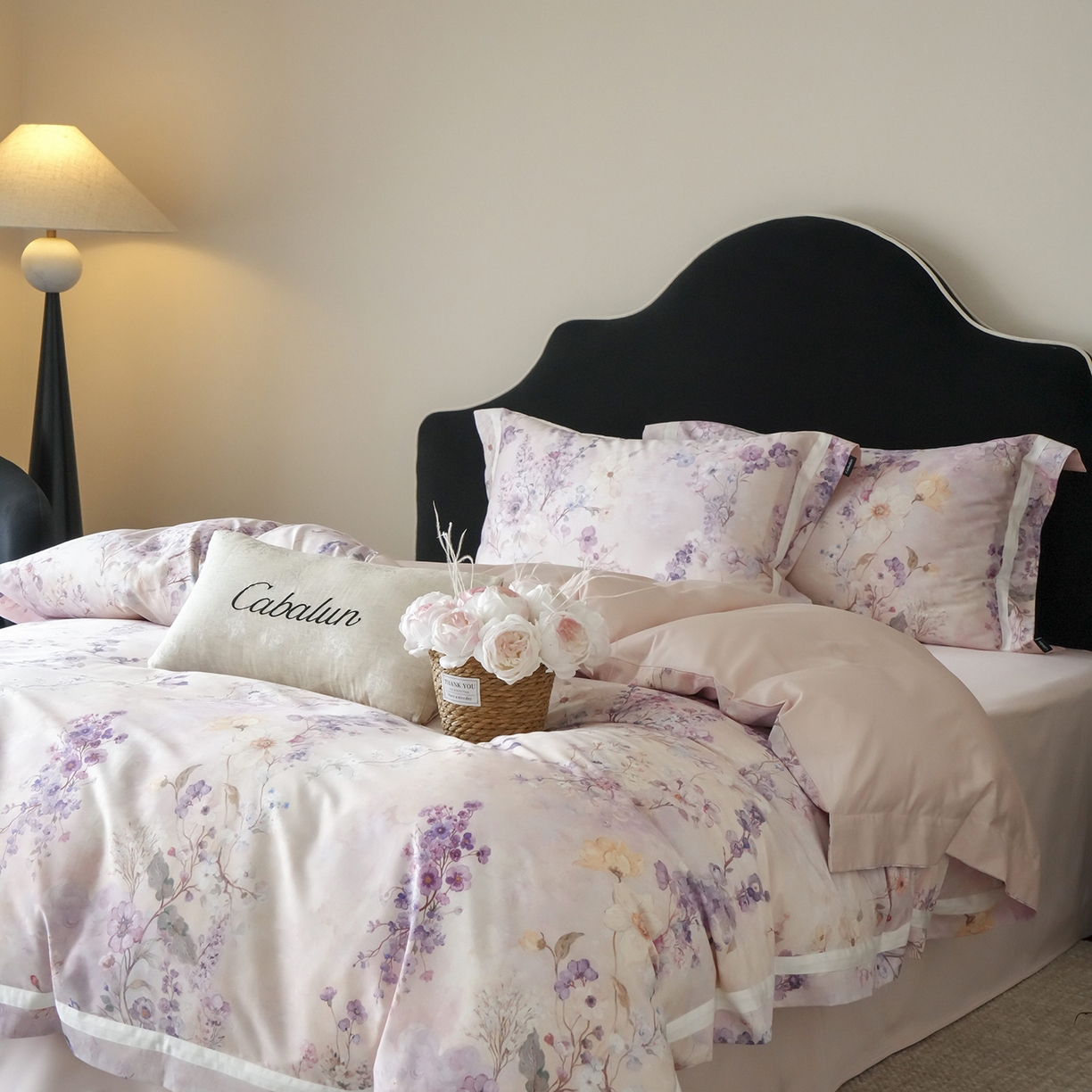 91家纺网 家纺一手货源 找家纺 卡巴伦家纺 2025新款50S超细旦全棉数码印花款四件套（控价298） 花晨月夕-温柔粉-风格一