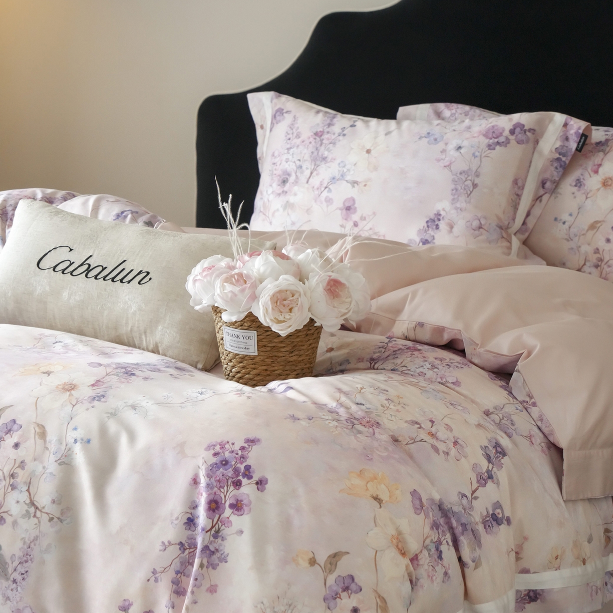 91家纺网 家纺一手货源 找家纺 卡巴伦家纺 2025新款50S超细旦全棉数码印花款四件套（控价298） 花晨月夕-温柔粉-风格一