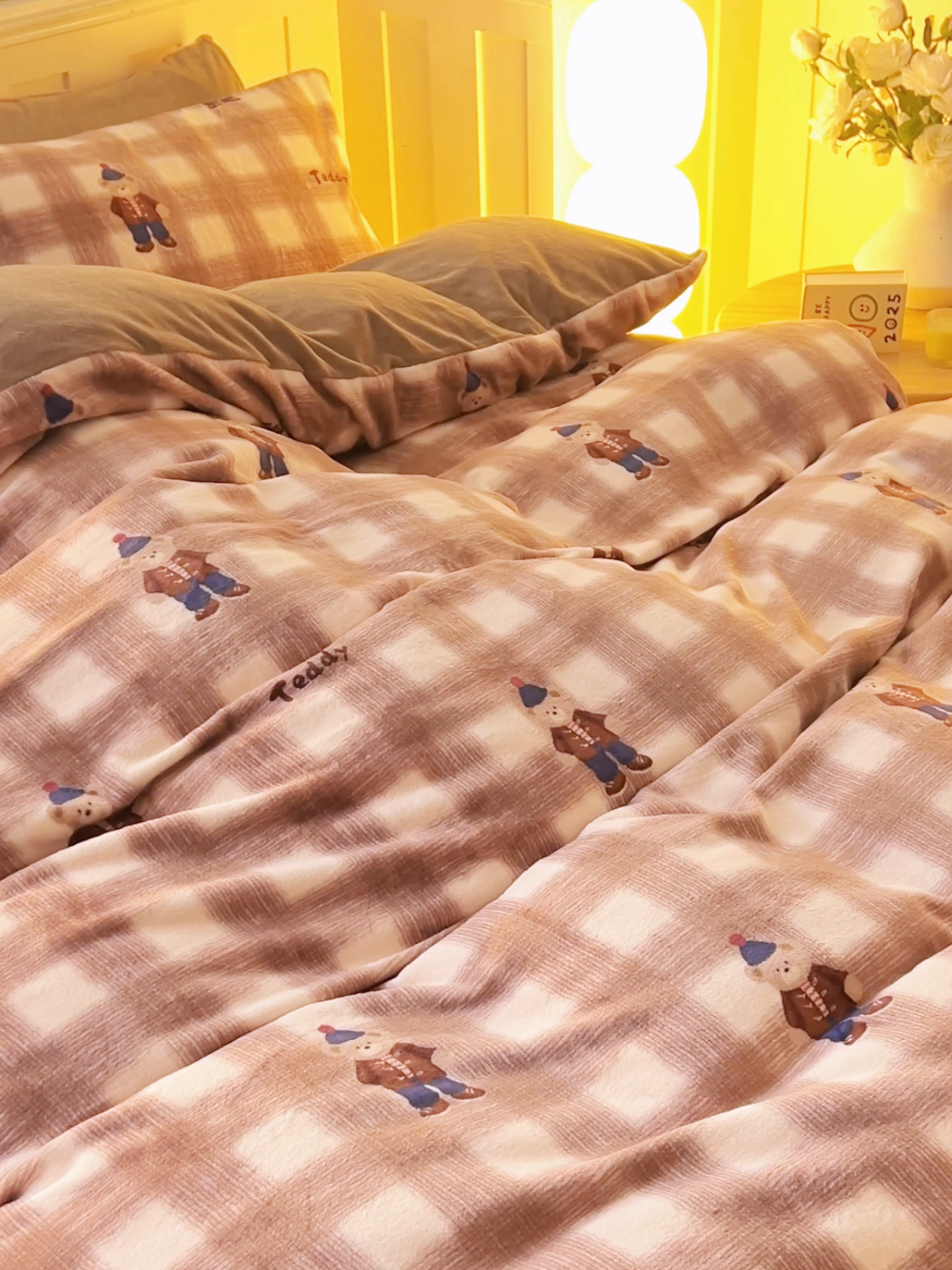 91家纺网 家纺一手货源 找家纺 晨曦家纺 2025新款加厚230克双面牛奶绒卡通可爱法兰绒四件套 英伦小熊