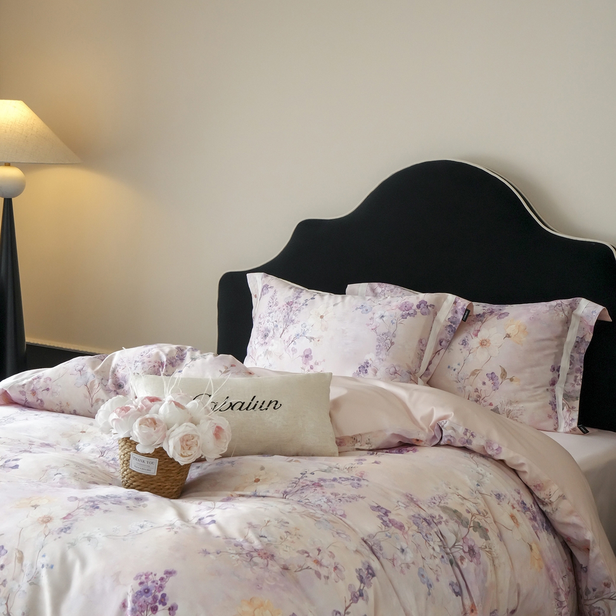 91家纺网 家纺一手货源 找家纺 卡巴伦家纺 2025新款50S超细旦全棉数码印花款四件套（控价298） 花晨月夕-温柔粉-风格一