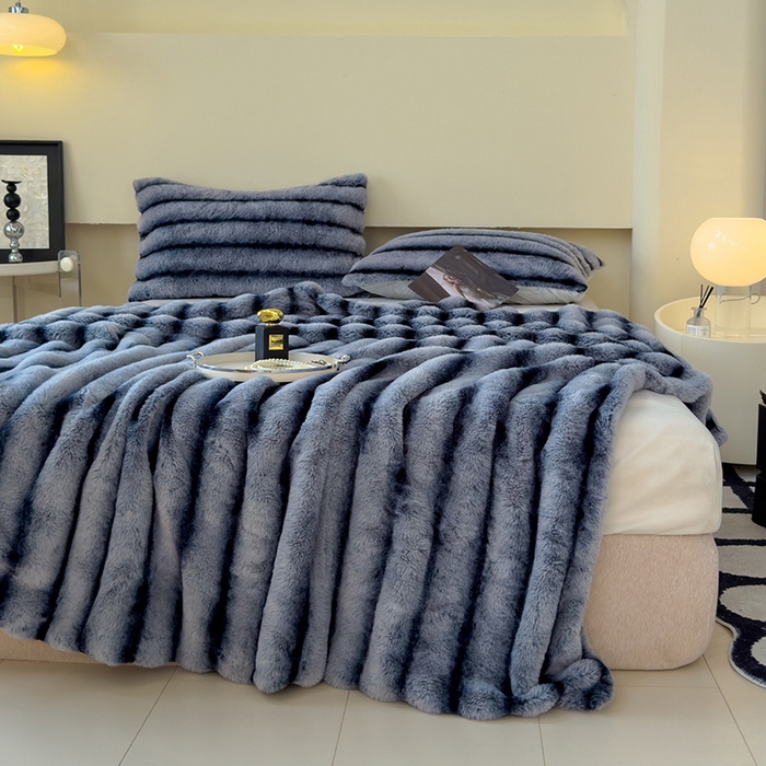 91家纺网 家纺一手货源 找家纺 佰亿莱 2025新款兔兔绒牛奶绒加厚兔毛毯保暖毯子 蓝灰