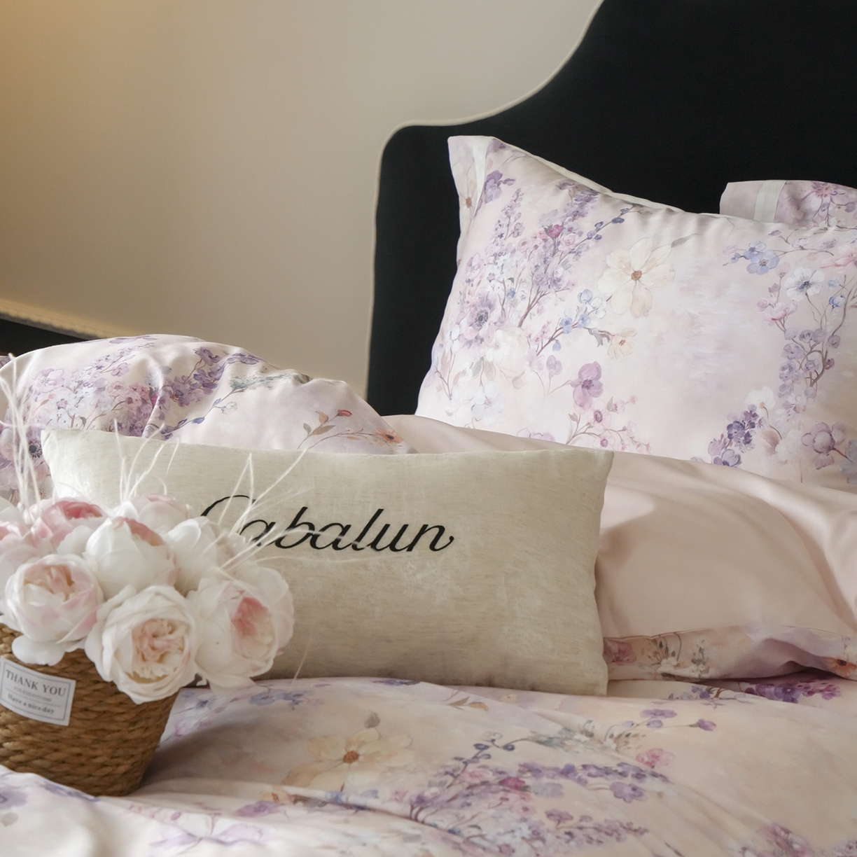 91家纺网 家纺一手货源 找家纺 卡巴伦家纺 2025新款50S超细旦全棉数码印花款四件套（控价298） 花晨月夕-温柔粉-风格一