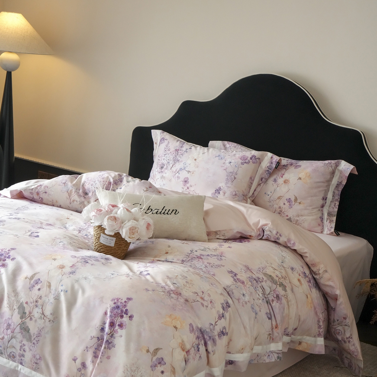 91家纺网 家纺一手货源 找家纺 卡巴伦家纺 2025新款50S超细旦全棉数码印花款四件套（控价298） 花晨月夕-温柔粉-风格一