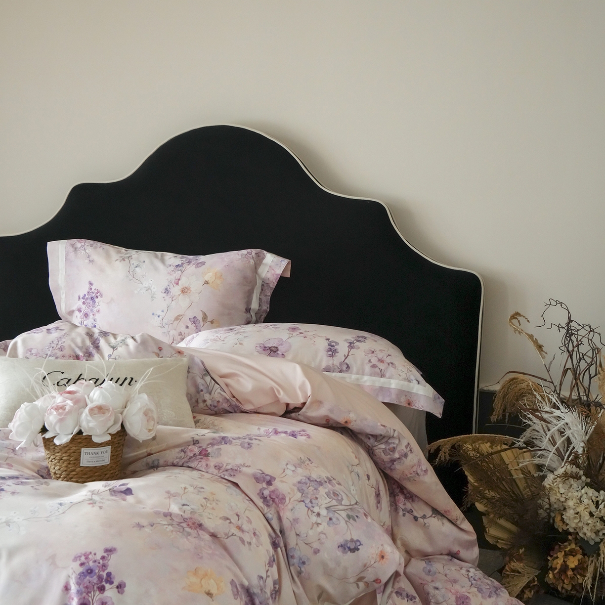 91家纺网 家纺一手货源 找家纺 卡巴伦家纺 2025新款50S超细旦全棉数码印花款四件套（控价298） 花晨月夕-温柔粉-风格一